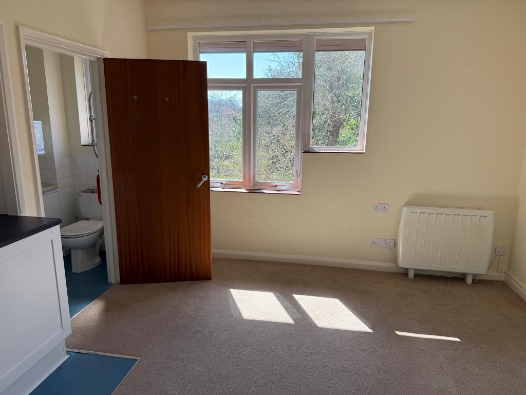 Lot: 86 - SUBSTANTIAL DETACHED PROPERTY WITH POTENTIAL PREVIOUSLY USED FOR SUPPORTED LIVING - Ground floor room with window to rear